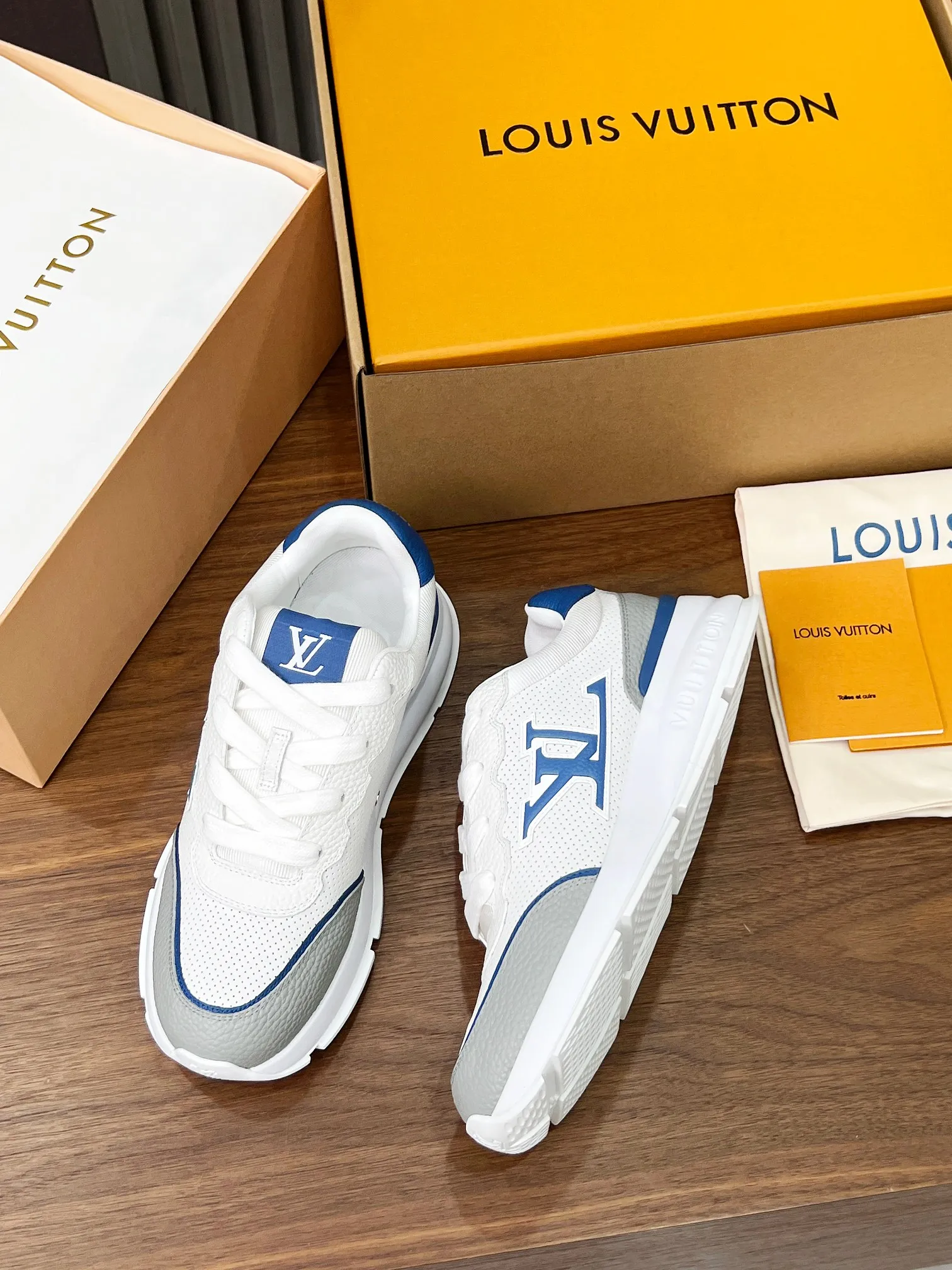 👟👟Ex-factory price 680👟👟 Men's size +10 LV Louis Vuitton L Jialu brand thick-soled casual couple sneakers🔥🔥🔥 Made of smooth cow leather and elegant design, can be easily integrated into various styles. The eye-catching LV letters are marked on the side of the shoe, and the lightweight rubber outsole is embellished with the Vuitton logo ▪️ Sole thickness: 4CM. The counter specializes in the latest casual shoes and new hard goods 🆕 ❥Purchase level! Full of high-end feel! A popular model among bloggers at home and abroad, it’s retro and fashionable and looks amazing on your feet! Wear a lot of happiness! The official website’s main recommendation★ ▪️Upper: Original custom-made imported calfskin fabric ▪️Inner lining: breathable gauze imported from Italy ▪️Outsole: rubber foam ➕tpu high-end outsole ▪️Shoe size: women’s 35-41, (women’s 41 is custom-made). Men's clothing 39-46 (45-46 customized).